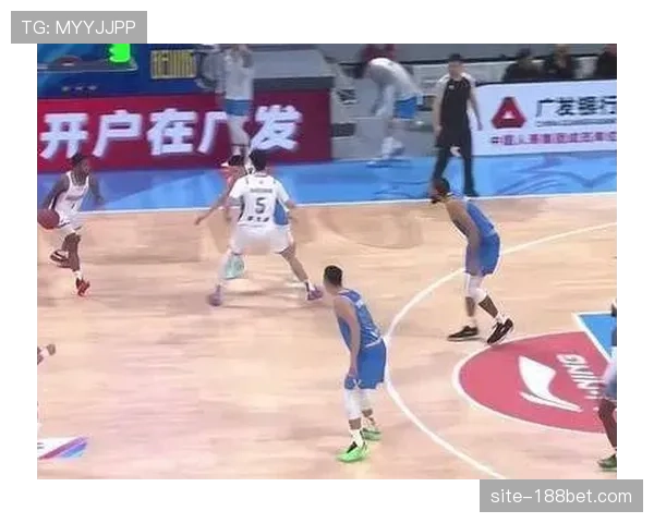 北京双塔周琦麦基交替上场 内线轮换模式确保禁区攻防质量